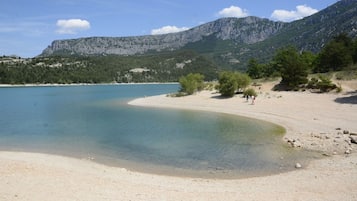 Playa en los alrededores y camastros 