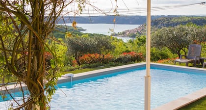 Exceptional villa with swimming pool. Magnificent view of Lac Ste Croix