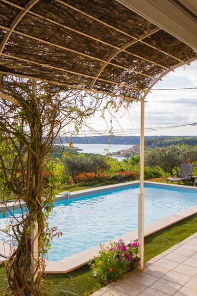 Exceptional villa with swimming pool. Magnificent view of Lac Ste Croix