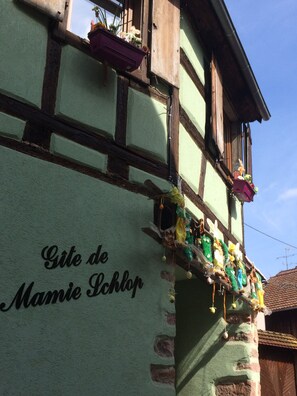 A building facade with a sign reading "Gîte de Mamie Schlop".