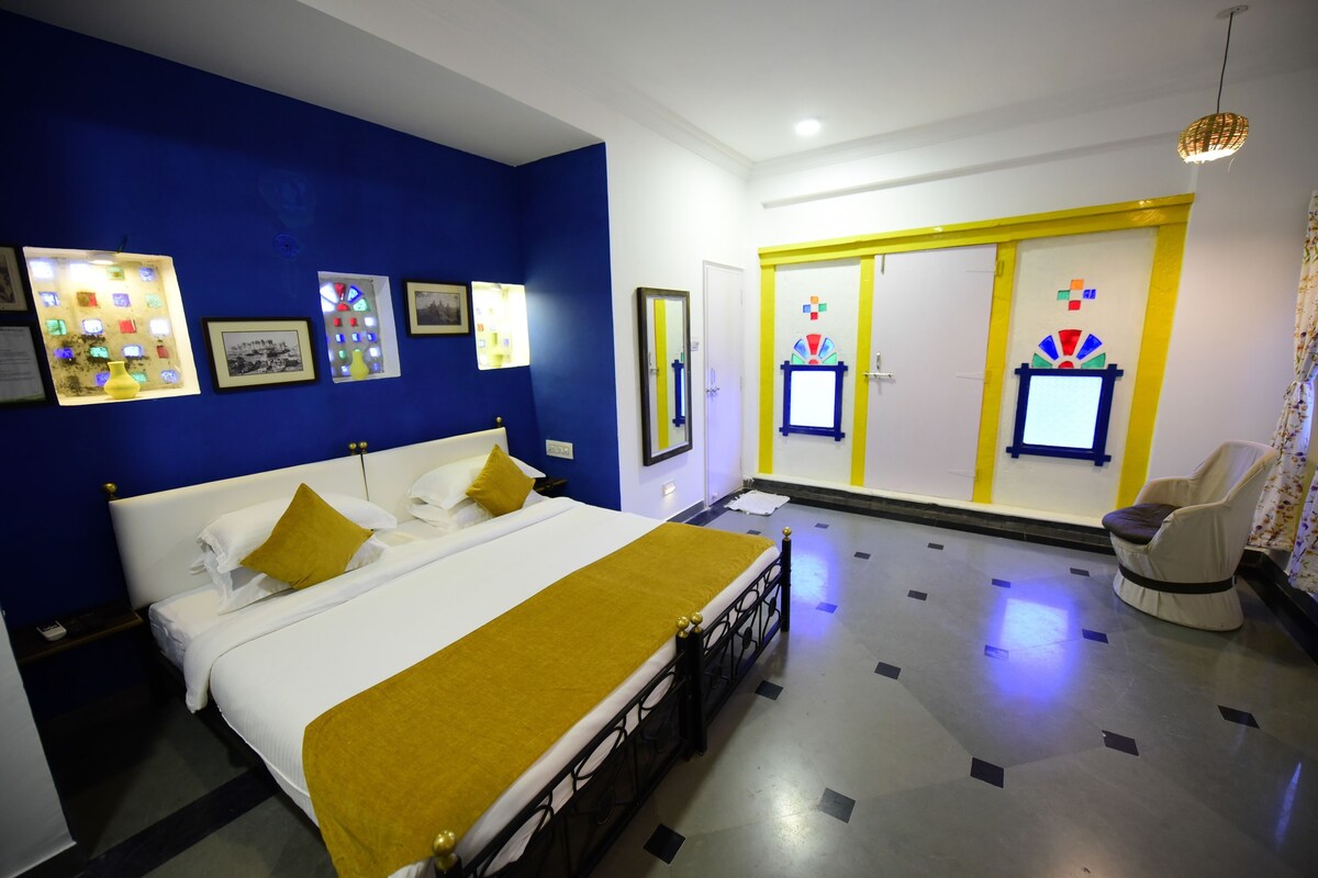 Premium bedding, in-room safe, desk, iron/ironing board