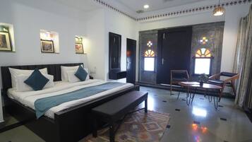 Habitación superior con 1 cama matrimonial o 2 individuales | Ropa de cama de alta calidad y caja de seguridad en la habitación