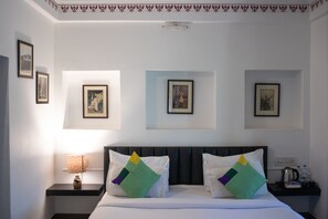 Quarto casal luxo, 1 cama King | Roupas de cama premium, cofres nos quartos, escrivaninha