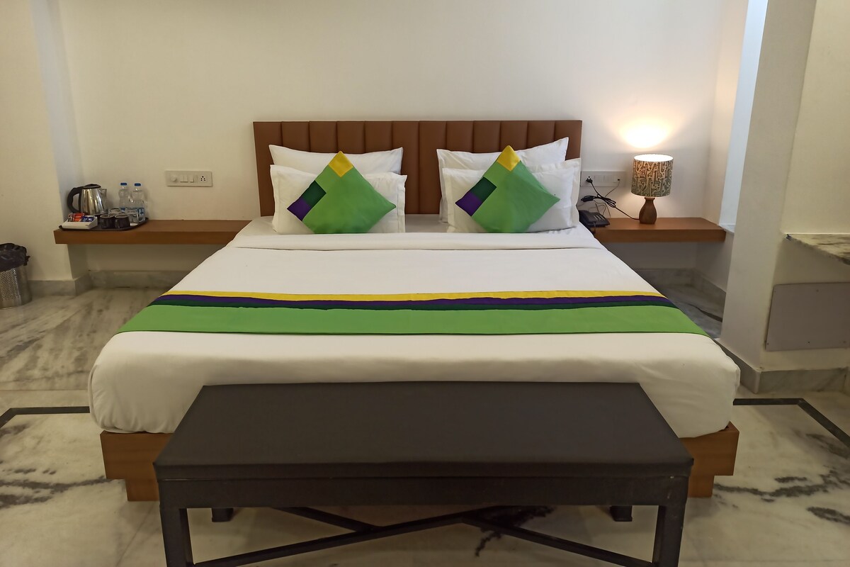 Premium bedding, in-room safe, desk, iron/ironing board