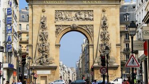 Un arco storico con elaborate decorazioni scolpite e l'iscrizione "IVDOVICO MAGNO".