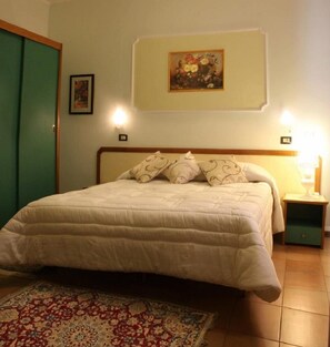 In-room safe, desk, free WiFi