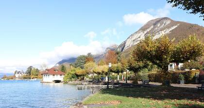 Cozy apartment with terrace and parking in Annecy