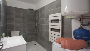 Ein modernes Badezimmer mit Dusche, Toilette und Waschbecken.