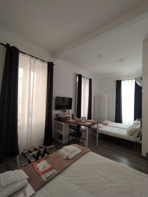 Deluxe Quadruple Room, Private Bathroom, City View | 4 bedrooms, down comforters, minibar, in-room safe - Affittacamere Domus Nikolai (Bari)