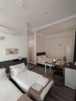 Chambre Quadruple Deluxe, salle de bains privée, vue ville