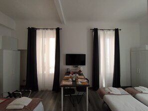 4 habitaciones, cubrecamas y minibar 
