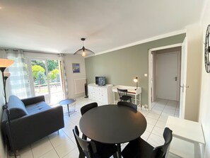 TV - Renovated T2 near beach and center, parking, pets, Wi-Fi (Annecy)