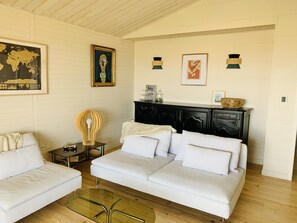 Smart TV, books, stereo