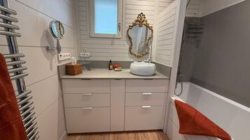 Ensemble douche/baignoire, sĂšche-cheveux, papier toilette