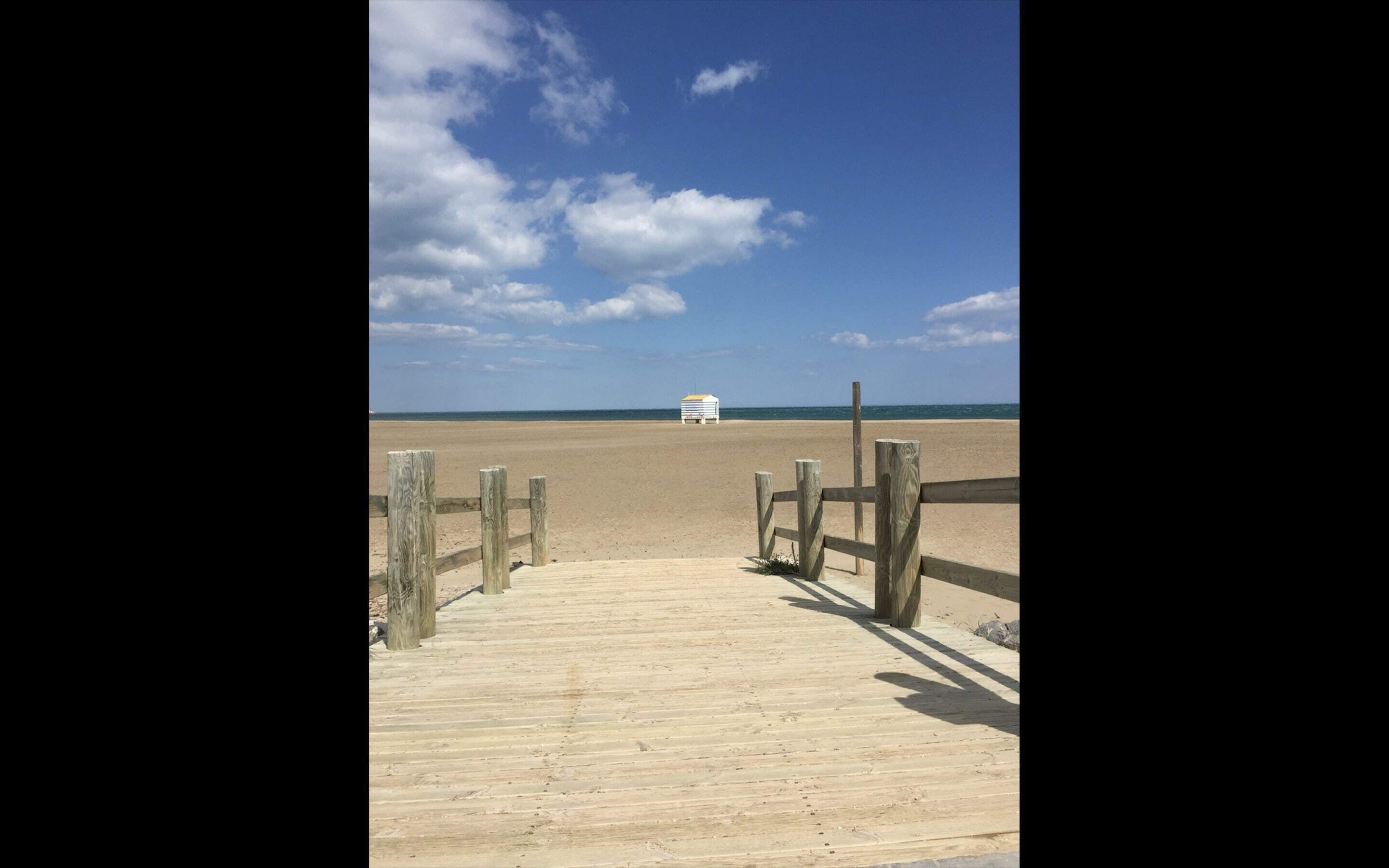 Accommodatie ligt op het strand, ligstoelen, strandlakens