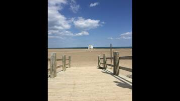 Accommodatie ligt op het strand, ligstoelen, strandlakens