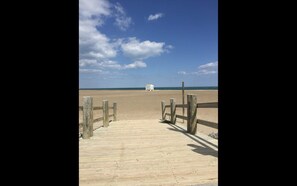 Plage, chaises longues, serviettes de plage