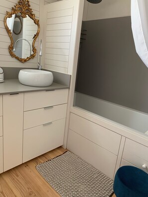 Chuveiro/banheira combinados, secador de cabelo, papel higiênico 