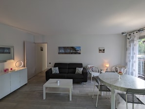 TV - Central Arcachon - Charming 2-BR for 4 with Balconies & Parking (Arcachon)