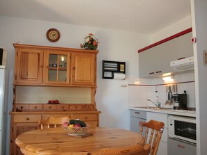 Fridge, microwave, oven, stovetop - Cozy Beach House Near Shops, Terrace, and Parking (La Tranche-sur-Mer)