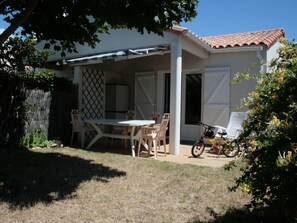 Outdoor dining - Cozy Beach House Near Shops, Terrace, and Parking (La Tranche-sur-Mer)