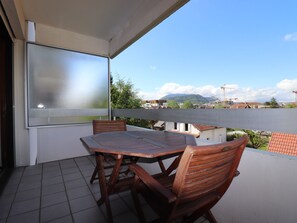 Outdoor dining - Cozy 2-room apartment with terrace, parking, pets allowed, close to lake (Annecy)