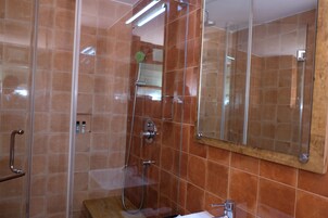 Shower, free toiletries