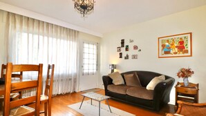 TV - Annecy: Spacious F2 50m from lake with balcony and parking (Annecy)