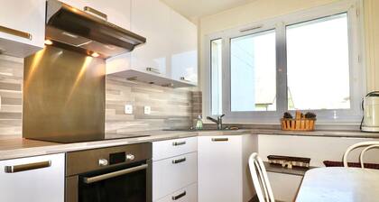 Annecy: Spacious F2 50m from lake with balcony and parking