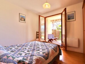 2 bedrooms - Spacious and quiet with private garden - Parking included, pets allowed (Annecy)