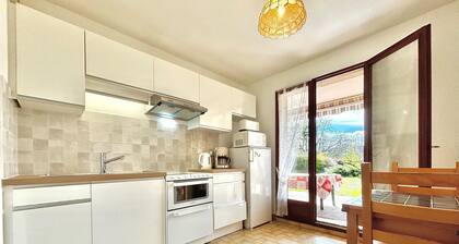 Spacious Apartment with Private Garden and Parking in Quiet Area