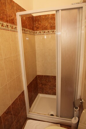 Quadruple Room | Bathroom | Shower, hair dryer, towels - Elegance (Rome)