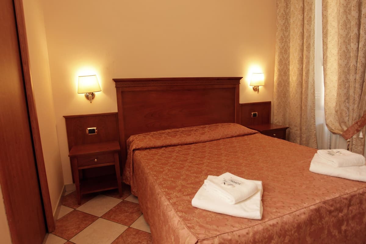 Escritorio, wifi gratis y ropa de cama