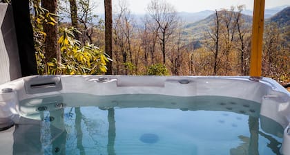 #1 VIEWS BLACK-MT.- LUX LOG ESTATE. / HOT TUB / GAME ROOM / PET FRIENDLY / GATED