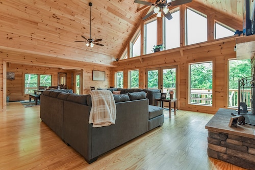 #1 VIEWS BLACK-MT.- LUX LOG ESTATE. / HOT TUB / GAME ROOM / PET FRIENDLY / GATED