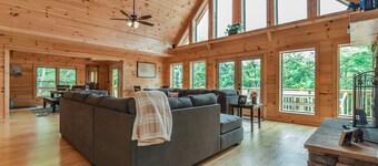 #1 VIEWS BLACK-MT.- LUX LOG ESTATE. / HOT TUB / GAME ROOM / PET FRIENDLY / GATED