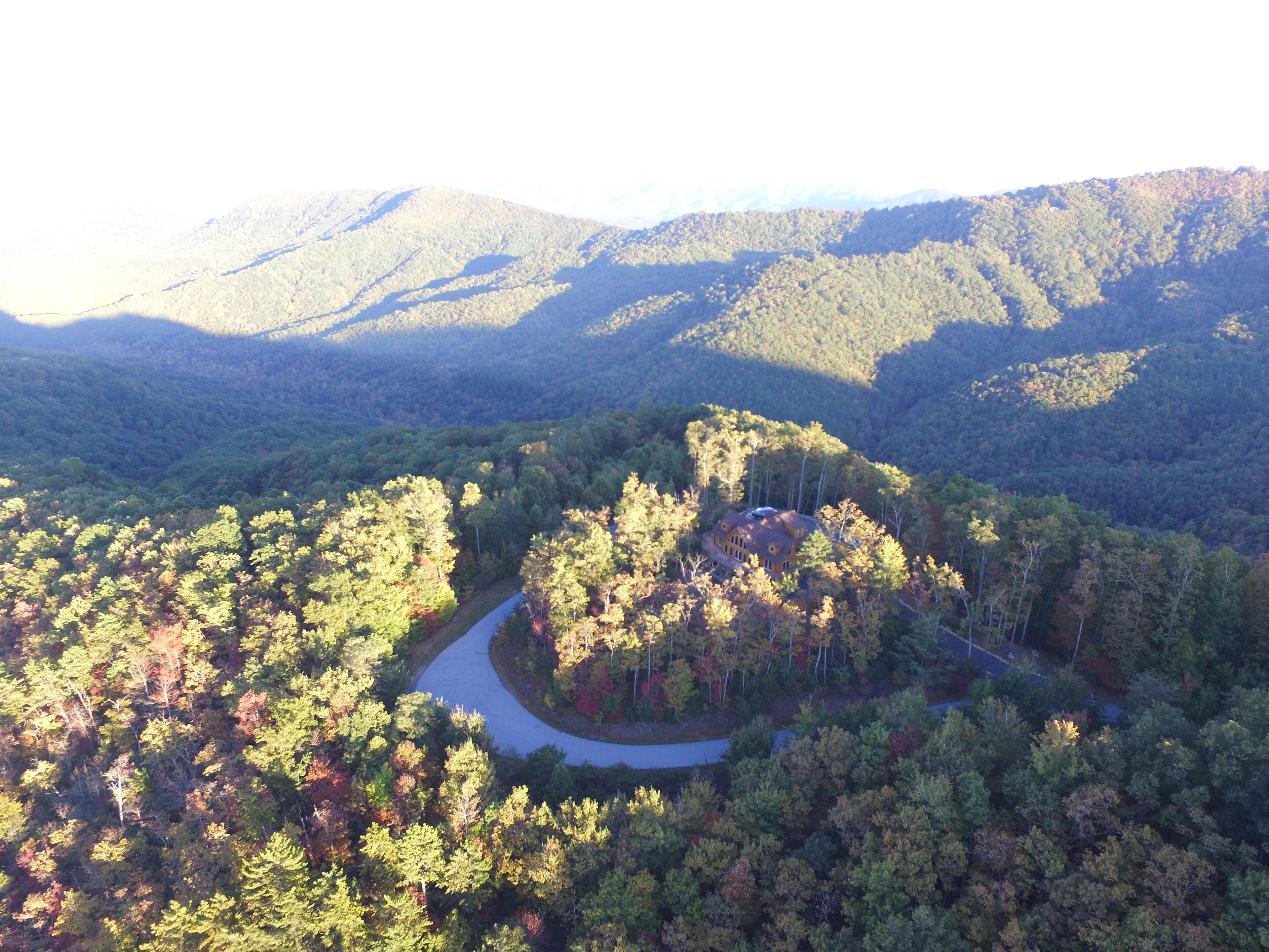 #1 VIEWS BLACK-MT.- LUX LOG ESTATE. / HOT TUB / GAME ROOM / PET FRIENDLY / GATED