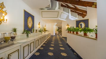 Esmorzar diari d'estil bufet (80 RON per persona)