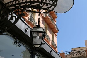 Exterior detail - Grand Hôtel des Ambassadeurs (Menton)