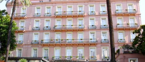 Vista frontal de la propiedad