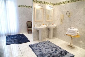 Articles de toilette gratuits, sèche-cheveux, serviettes fournies
