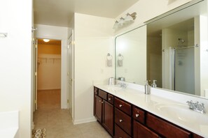 Ensemble douche/baignoire, sèche-cheveux, serviettes fournies, savon