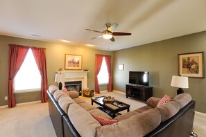 Smart TV, fireplace - 4 bedroom house close to the Horse Park (Georgetown)