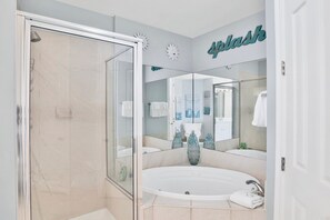 Ensemble douche/baignoire, baignoire à jets, sèche-cheveux