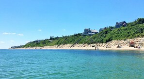 In Strandnähe, Liegestühle, Strandtücher