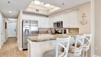 Een koelkast, een magnetron, een oven, een kookplaat