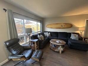 Een smart-tv, een open haard en boeken