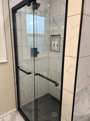 Ensemble baignoire-douche, séchoir à cheveux, serviettes fournies, savon
