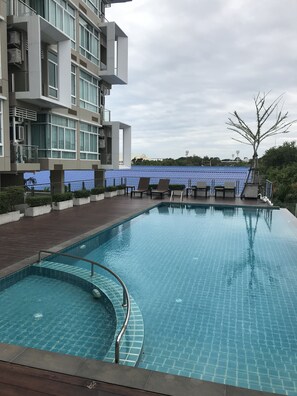 Outdoor pool - The Landscape Condo Rayong by Jeab (Rayong)