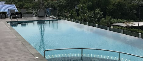Una piscina al aire libre